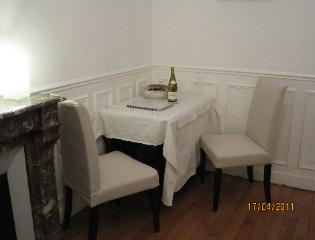 Dining table can seat 6